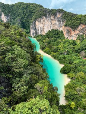 Koh Hong Adası, Krabi, Tayland 'daki kayalıklar ve ağaçlar arasındaki gizli sahil manzarası.