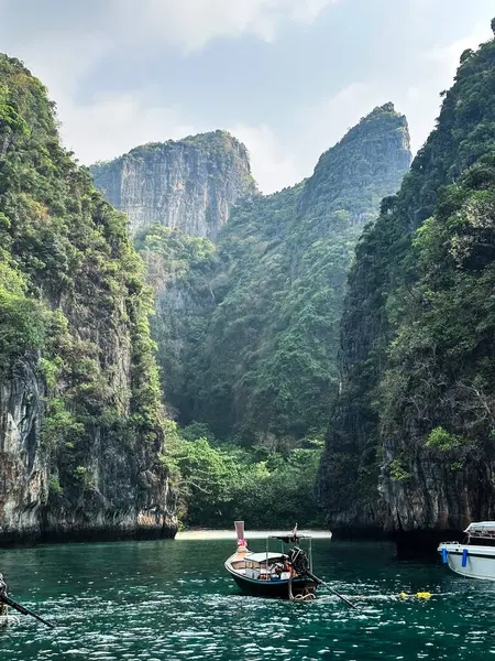 Karst 'ın uzun kuyruklu tekneleri ve sonunda gizli bir plajı olan manzarası. Fotoğraf Koh Phi Phi Le, Krabi, Tayland 'da sabahın erken saatlerinde çekildi.
