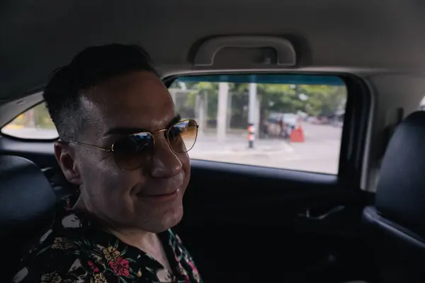 Tayland 'da takside gülen yetişkin bir turist.