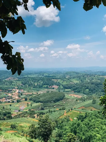 Güneşli bir günde, Chiang Rai 'deki bir vadinin havadan görünüşü, Tayland