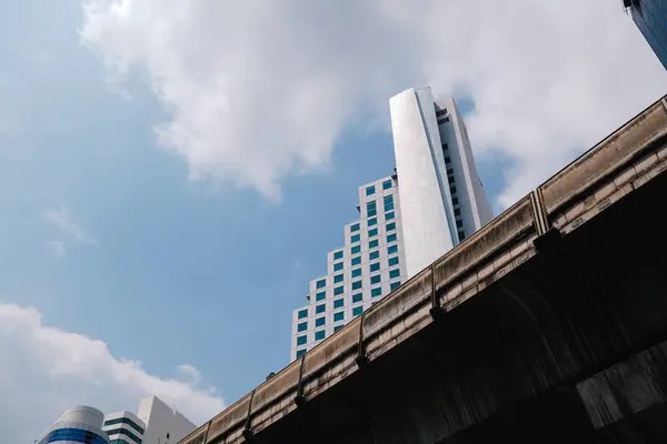Asya 'nın güneydoğusundaki kule cephesinin sokak manzarası, Sukhumvit, Bangkok, Tayland' da çekilen beyaz gökdelenin fotoğrafı