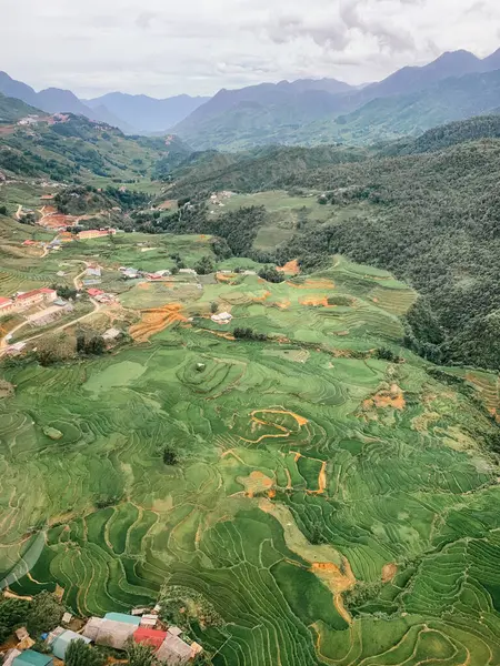 Bulutlu bir günde Sa Pa 'daki pirinç teraslarının havadan görünüşü, arka planda kırsal alan ve dağlar, Vietnam' ın kuzeyinde manzara manzarası.