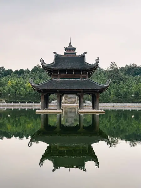 Ninh Binh, Vietnam 'daki Bai Dinh tapınağında yansıması olan bir gölde Pagoda.