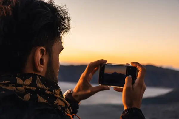 Turist, Endonezya 'nın Java şehrinde gündoğumunda Bromo volkanı manzarası gibi ayın fotoğraflarıyla anıları yakalıyor.