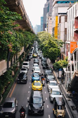 Bangkok, Tayland; 4 Ekim 2024: Bangkok 'taki Sukhumvit yolunun gündüz yoğun trafiğiyle havadan görünüşü. Fotoğraf Phrom Phong bölgesinde çekildi..