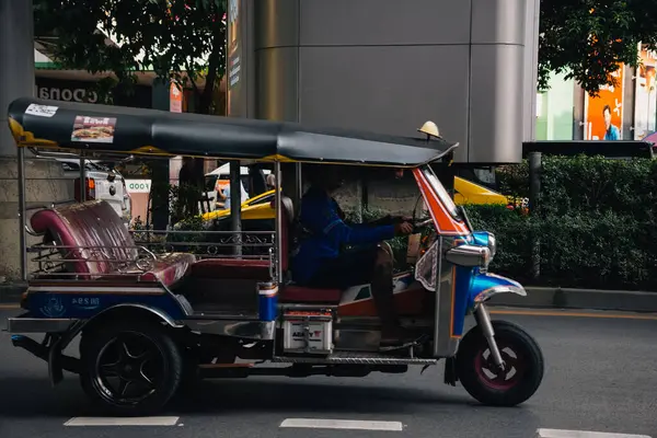 Bangkok, Tayland; 4 Ekim 2024: Tuk tuk Bangkok 'un merkezinde müşteri arıyor