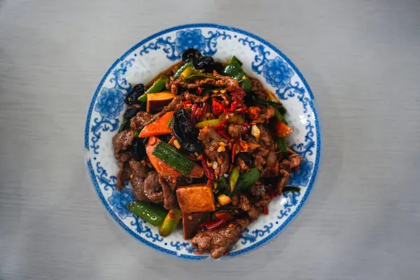 Baharatlı Çin yemeği kızarmış et, havuç ve diğer sebzelerle yapılır ve Çin 'in güneyinde yaygın olan bir sürü kırmızı biber.