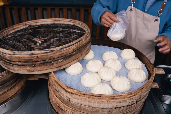 Geleneksel Çin buharlı çöreği, küçük perakende satış işi Huangshan, Çin 'de bir sokak pazarında yiyecek satmak.