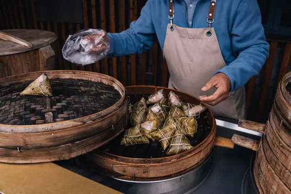 Çin 'in Huangshan kentindeki zongzi, bambu yapraklarına doldurulmuş geleneksel Çin yemekleri pazarı.