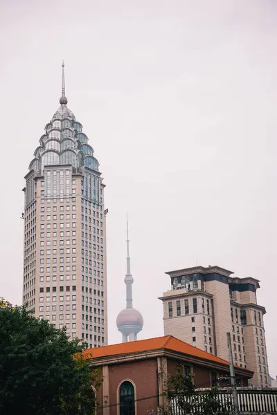 Bulutlu bir günde Çin metropolünün sokaklarından Şangay 'ın silüeti.