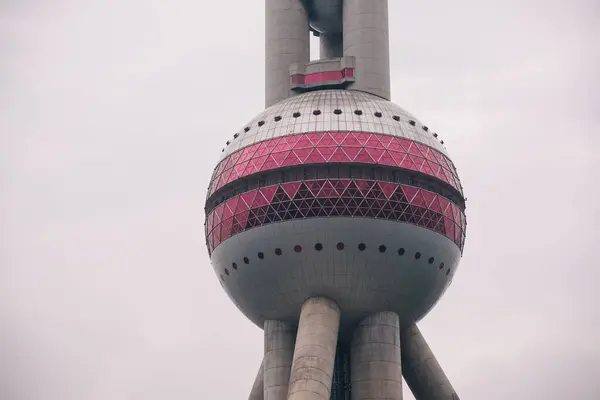 Pudong Bölgesindeki Şangay Doğu İnci Kulesi, Lujiazui, Çin; yakın görüş