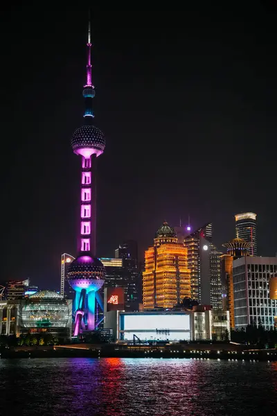 Şangay 'daki Bund' dan Lujiazui 'nin gece görüşü, Ufuk çizgisi ve nehirdeki ışıkların yansıması, Çin