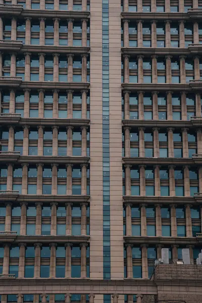 Sütunları ve pencereleri olan yüksek binalar; kurumsal, gayrimenkul ve kalkınma kavramları; Şangay, Çin