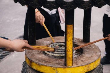 Çin, Şangay 'daki Yeşim Buddha Tapınağı ve Manastırında tütsü yakan Çinliler kutsal Budist mekanında ibadet ediyorlar.