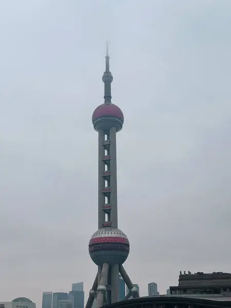 Pudong Bölgesi 'ndeki Şangay Doğu İnci Kulesi. Kışın bulutlu bir gününde, Lujiazui, Çin.