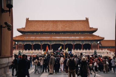 Pekin, Çin; 17 Ekim 2024: Yasak kentin çok sayıda turist ve turist içeren kalabalık girişi
