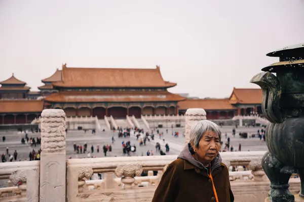 Pekin, Çin; 17 Ekim 2024: Yasak Kenti ziyaret eden kıdemli Çinli turist