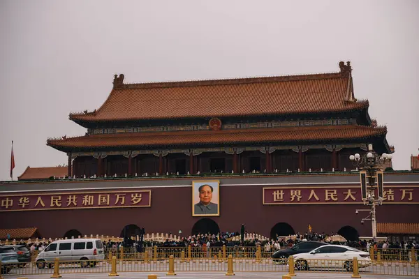 Pekin, Çin; 17 Ekim 2024: Bulutlu bir günde birçok turistle Yasak Şehrin Girişi