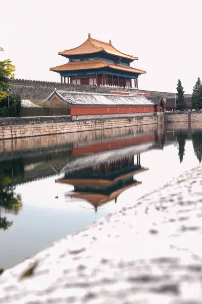 Pekin 'in Yasak Şehir' inde savunma hendeği ve sudaki bir sarayın yansıması, Çin