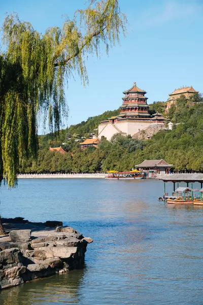 Güneşli bir günde Çin, Pekin 'de göl ve mavi gökyüzü manzaralı İmparatorluk Yaz Sarayı.