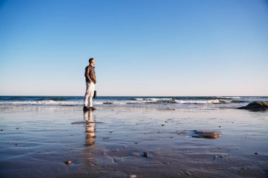Dijital göçebe adam deniz seviyesinin altında, elinde laptop çantasıyla, Çin 'in Pekin yakınlarındaki Cheng Hai Lou' da.