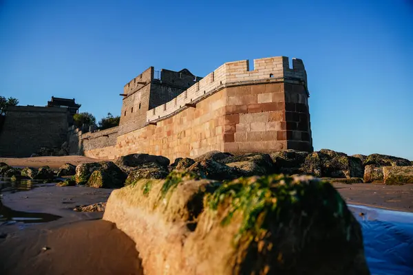 Yaşlı Ejder Kafası olarak bilinen Çin Seddi 'nin başlangıcı, güneşli bir günde, Qinhuangdao, Çin