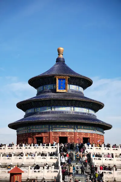 Pekin, Çin; 20 Ekim 2024: Mavi gökyüzü ile güneşli bir günde turistlerle dolu cennet tapınağı