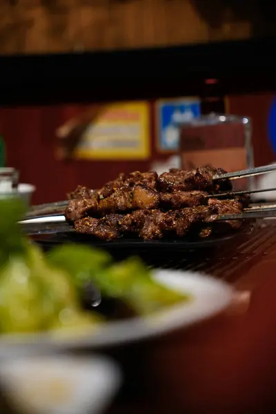 Çin 'in kuzeyinde, Qinhuangdao' da yerel bir restoranda sulu, marine edilmiş et şişleri.