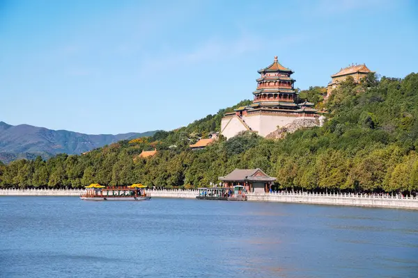 Güneşli bir günde Çin, Pekin 'de göl ve mavi gökyüzü manzaralı İmparatorluk Yaz Sarayı.