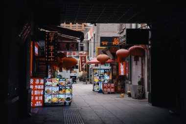Pekin, Çin; 20 Ekim: Tianjin 'in merkezindeki yaya sokağı, müşterileri çekmek için posterleri ve yiyecek reklamları olan birden fazla restoran manzarası.