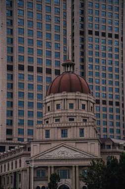Tianjin 'deki tarihi bina sömürge döneminden kalma. Arkasındaki Çin gökdeleniyle çelişiyor.