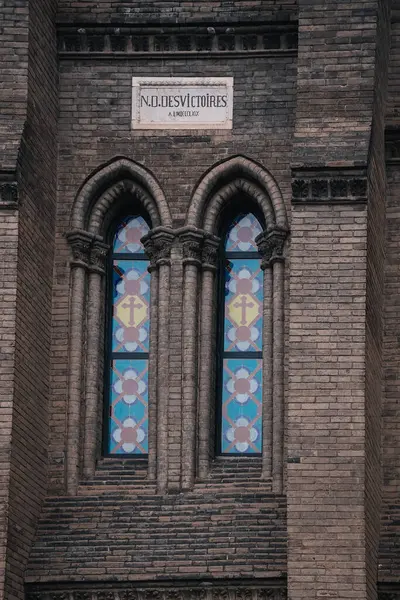 Tianjin Kilisesi 'nin pencerelerinde Hıristiyan sembolleri, Wanghai Binası, Pekin yakınlarındaki sömürge şehrindeki Katolik katedrali,