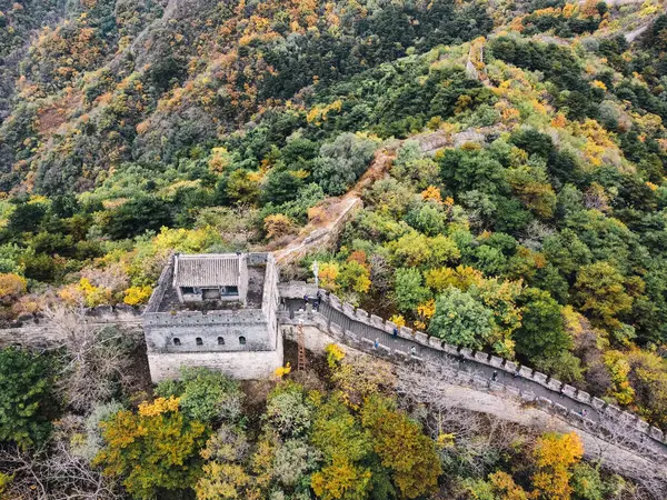 Pekin yakınlarındaki Huairou bölgesinde Çin Seddi 'ndeki altın sonbaharın havadan görüntüsü.