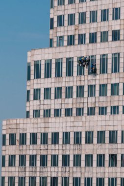 İnsanlar salsa yapıyor ve lüks otel otelinde yüzme havuzu, palmiye ağaçları, hava manzaralı; Bangkok, Tayland