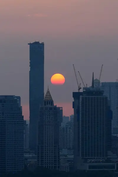Bangkok gökdelenleri ve vinçlerle, Tayland 'da dramatik bir günbatımı sırasında ufuk çizgisi