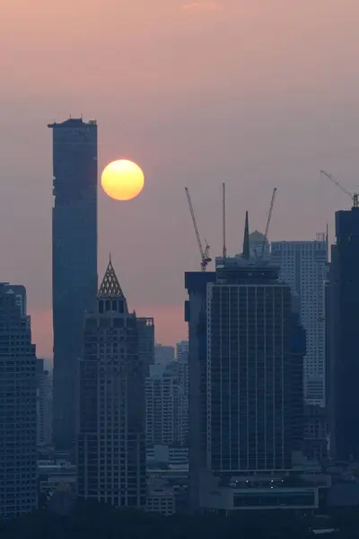 Gökdelenleri, inşaat vinçleri ve batan güneşli Bangkok şehri