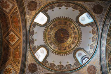 Bir kubbe ve tavanın içini küçük pencerelerle dekore eden renkli desenler, Osmanlı mimarisini gözler önüne seriyor; Topkapı Sarayı, İstanbul, Türkiye