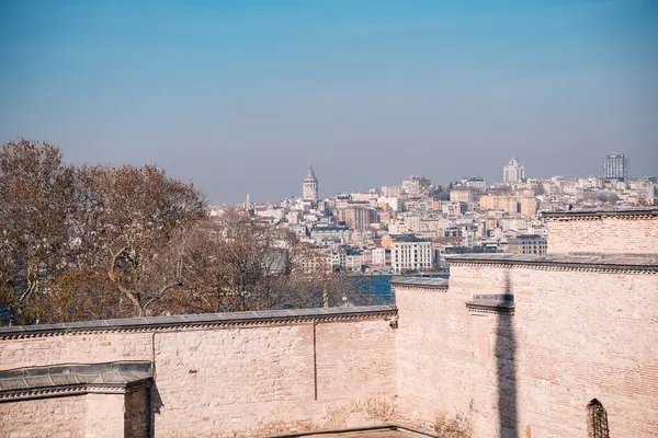 Türkiye 'nin Topkapı Sarayı' nın avlusundan İstanbul ve Galata Kulesi 'nin panoramik manzarası