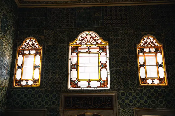 Süslü vitraylı pencereler, fayanslı duvarlar, güneş ışığının İstanbul, Türkiye 'deki Topkapı Sarayı' na sızmasına olanak sağlıyor