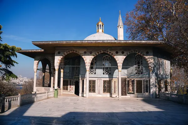 İstanbul Topkapı Sarayı 'ndaki Bağdat Büfesi' nin mimari detayları açık mavi gökyüzü ile güneşli bir günde