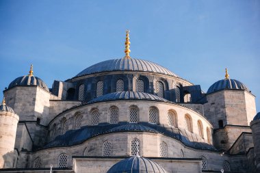 Sultan Ahmed Camii 'nin görkemli kubbeleri ya da Mavi Cami' nin açık mavi gökyüzüne yükselmesi, İstanbul, Türkiye 'de Osmanlı mimarisinin sergilenmesi