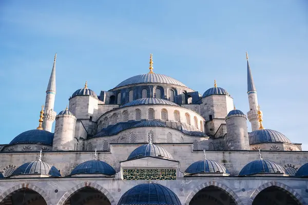 Görkemli Sultan Ahmed Camii veya Mavi Cami, parlak mavi gökyüzüne karşı yükselirken, karmaşık mimari ve ikonik kubbeler, İstanbul ve Türkiye 'yi vurguluyor