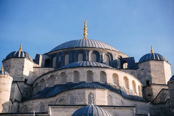 Sultan Ahmed Camii 'nin görkemli kubbeleri ya da Mavi Cami' nin açık mavi gökyüzüne yükselmesi, İstanbul, Türkiye 'de Osmanlı mimarisinin sergilenmesi