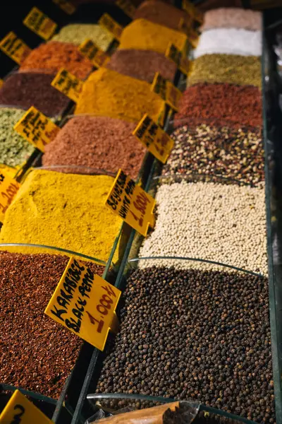 Baharat pazarında satışa sunulan çeşitli baharatlar, canlı ve aromatik bir görüntü yaratıyor, Türkiye ve İstanbul