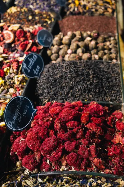 Türkiye 'nin İstanbul kentindeki Baharat Çarşısı' nda kurutulmuş nar, Türk çayı ve diğer renkli baharatlar metal kaplarda sergileniyor