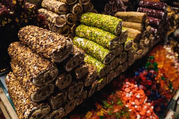 Türkiye 'nin renkli lokum ruloları ve şekerlemeleri üst üste yığılarak, İstanbul, Türkiye' deki Baharat Pazarı 'nda canlı ve cazip bir görüntü yarattı