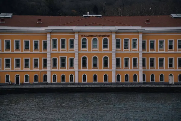 Türkiye 'nin İstanbul Boğazı' nda yükselen Galatasaray Üniversitesi binasında çarpıcı bir sarı cephe ve tarihi mimari yer alıyor.