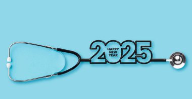 Yılbaşı ağacı, yeni yıl 2025, izole edilmiş steteskopun ikili halkasından, anatominin tıbbi illüstrasyonundan, teşhis araçlarından ve doktor değerlendirmesi için sağlık hizmetlerinden oluşan tıbbi bir yapı.