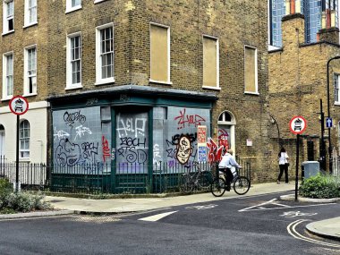 Londra, İngiltere, Birleşik Krallık, 08.08.2024: Temiz ve düzenli Londra Caddesi 'ne parlak ve canlı graffiti