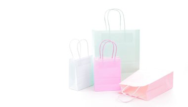 Beyaz arka planda pastel renklerde kağıt poşetler. Perakende kavramı.